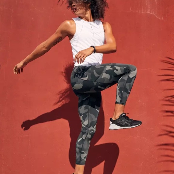 Athleta Pants - 🏃‍♀️ Athleta - 2019 “Camo Contender” 7/8 tight